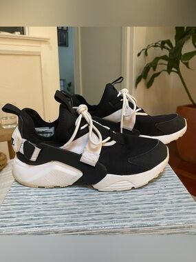 Nike Air Huarache City Womens 9 Slip On Sneakers w/ Extra Straps  AH6804-002